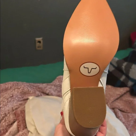 Ole Miss Women's Cream Heeled Boots with Red Embroidery - Picture 3 of 6